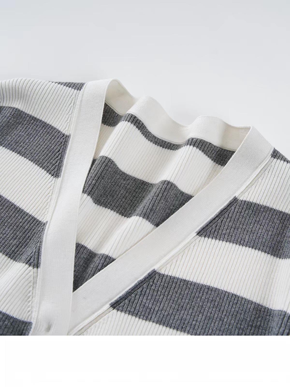 Slim Fit V-neck Cotton Cardigan - 图片 2