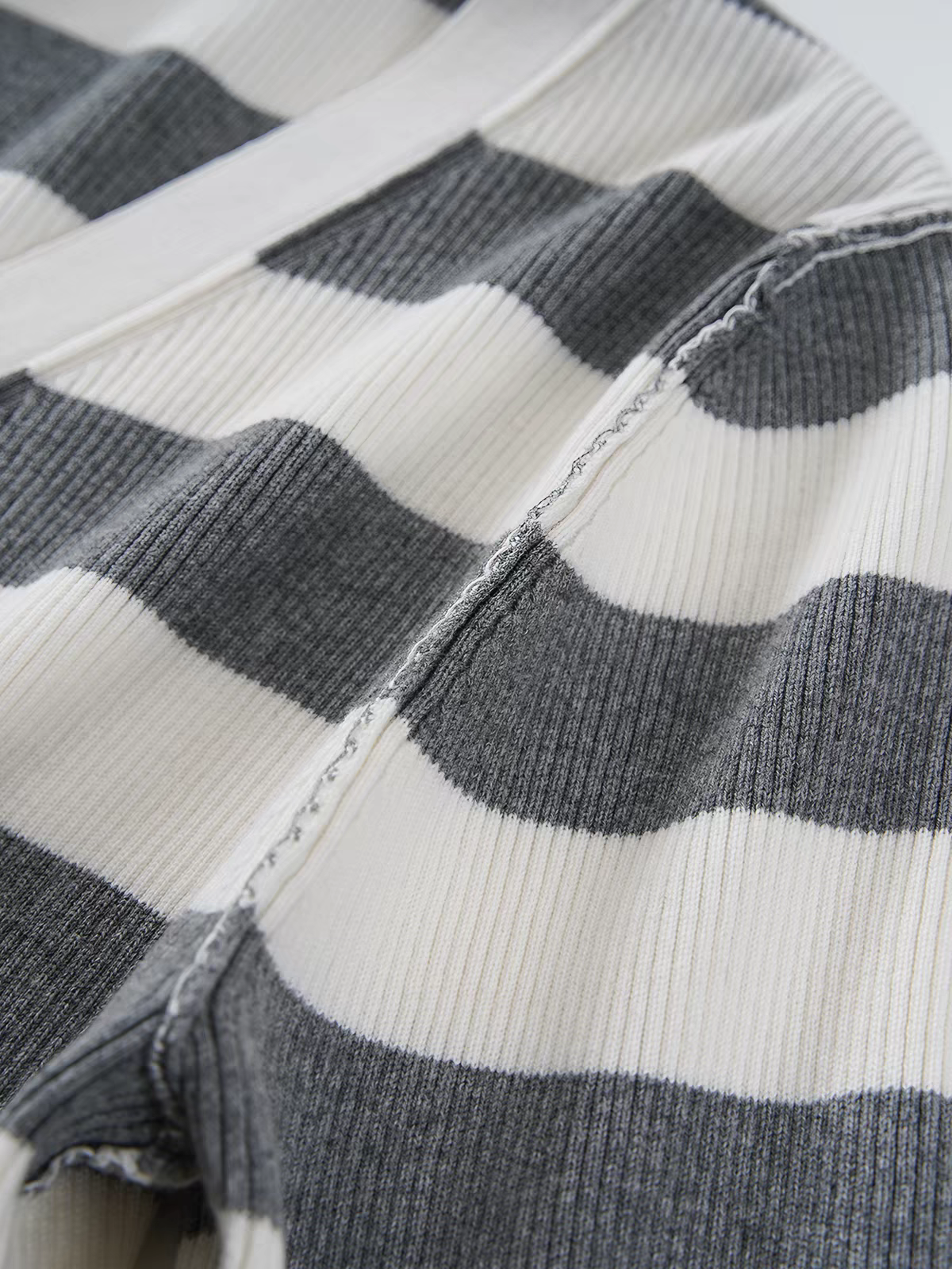 Slim Fit V-neck Cotton Cardigan - 图片 4